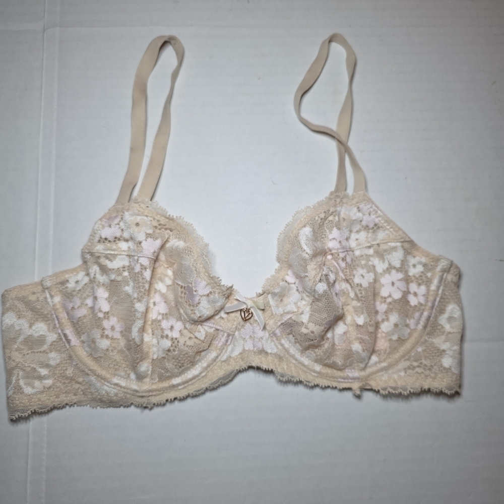 Body by Victoria The Fabulous by Victoriaβs Secret Full Cup Lace Bra 32C